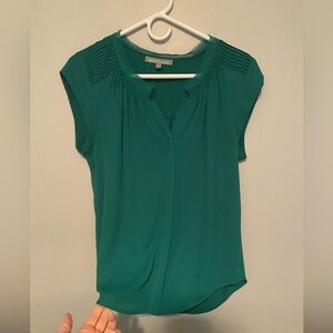 Daniel Rainn green cap sleeve; great summer top!
